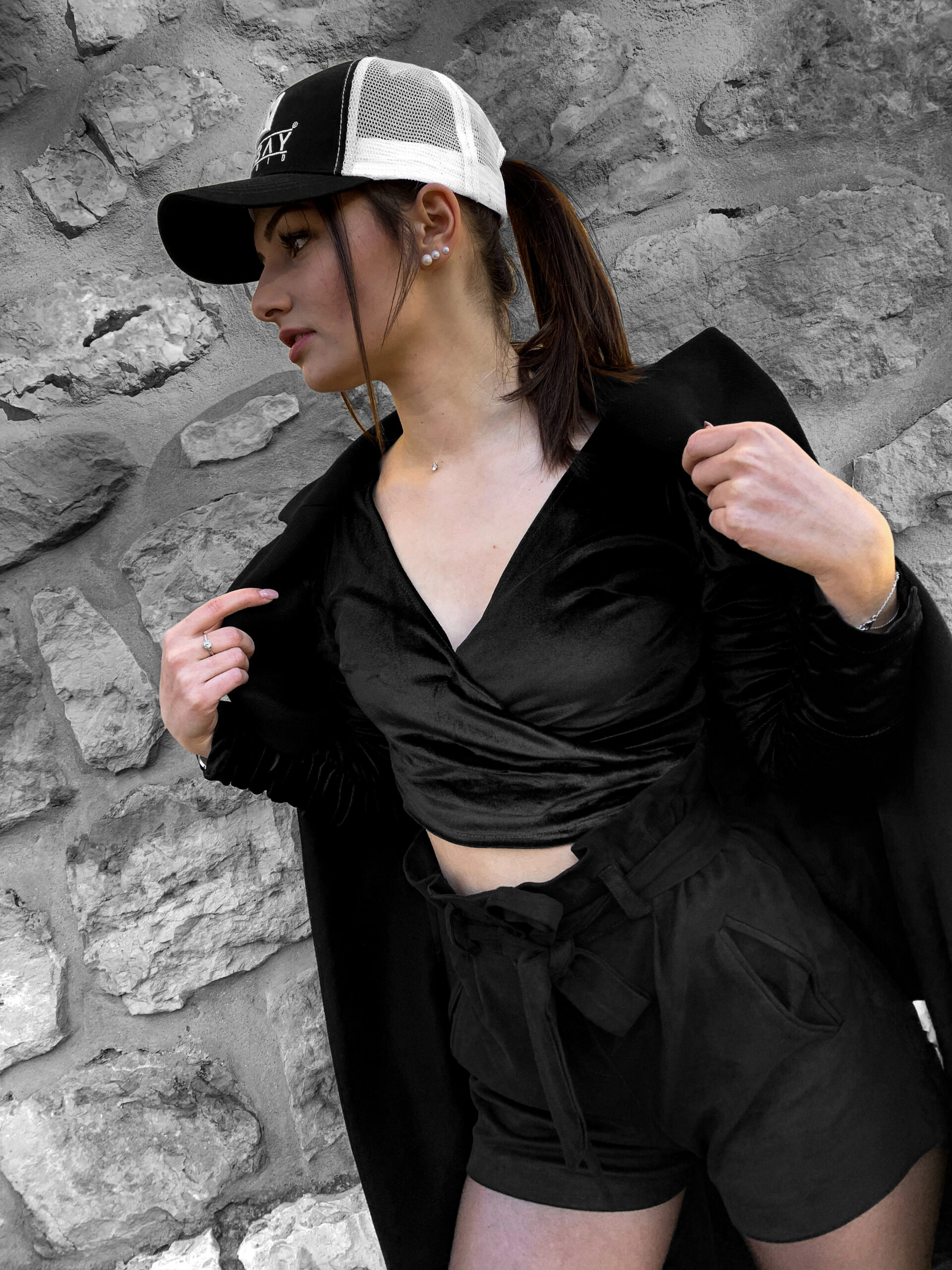 Mannequin femme mur en pierre Mobay Studio